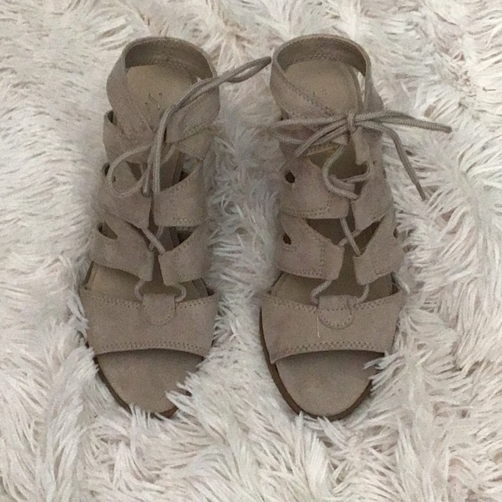 Women's Simply Vera Vera Wang size 6 Beige Lace-Up Sandals